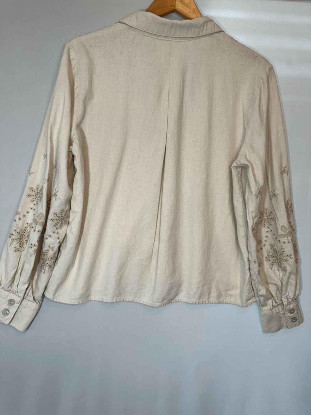 Tahari Linen Blend Embroidered Womens Size Button Long Sleeve Blouse Top Shirt - Picture 7 of 7